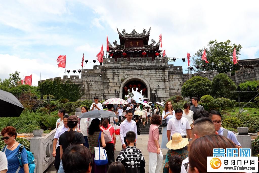 避暑之都点亮避暑经济|前七月省外游客来贵阳花了615.2亿元(图2) 避暑之都点亮避暑经济|前七月省外游客来贵阳花了615.2亿元(图2)